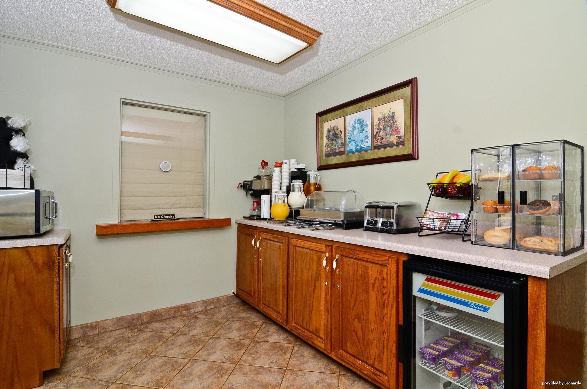 Econo Lodge Ripley Restaurant photo